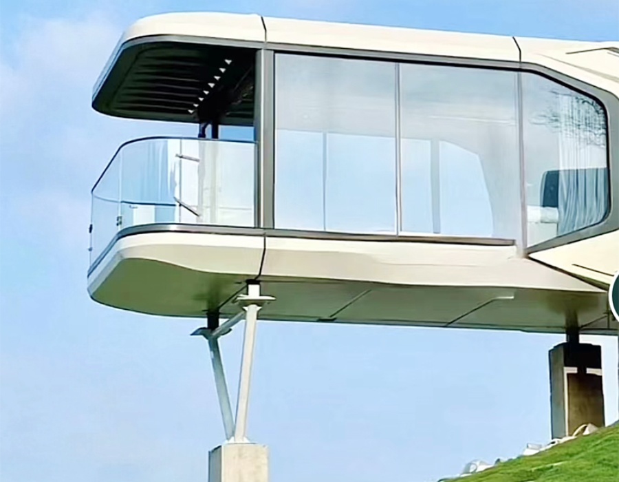 How did the space capsule come into being? Who would choose to live in a space capsule? Is it the best choice?