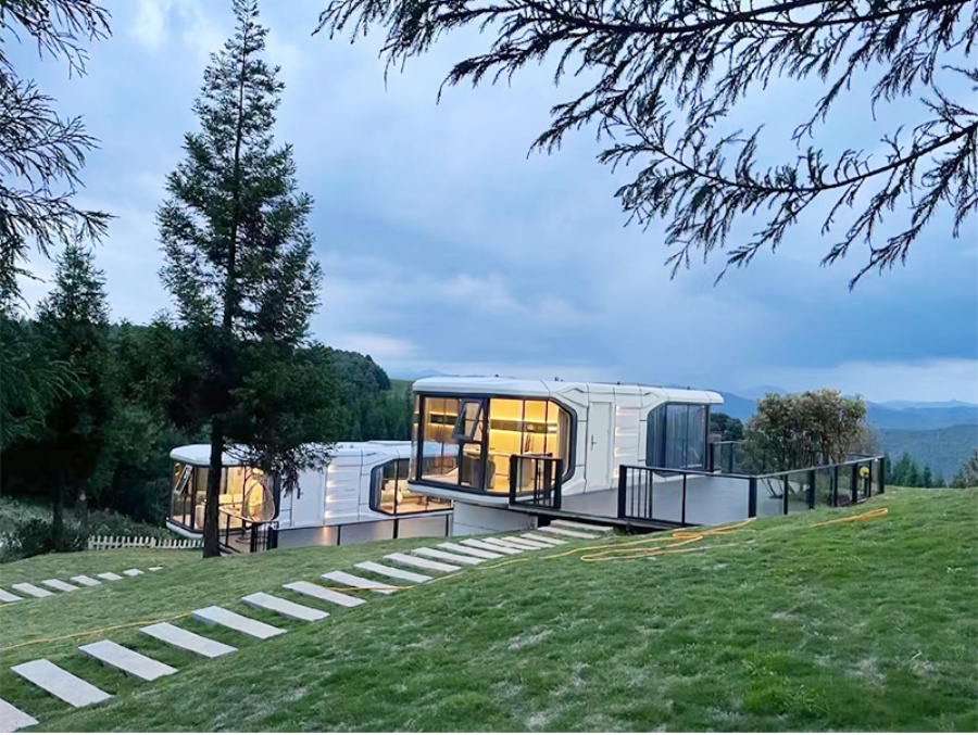 What innovative design elements were used to improve the living comfort or functionality of the space capsule?